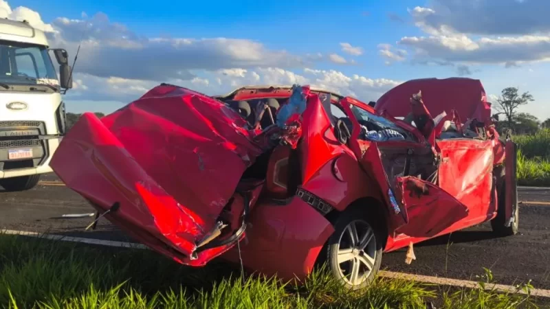 Mulher e criança ficam feridas após colisão com caminhão na MS-040