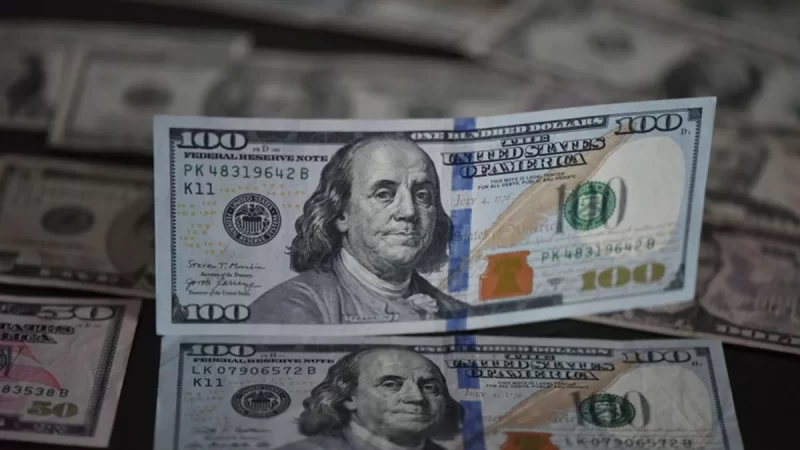 Dólar recua com sinais de corte de juros nos EUA e atenções voltadas ao risco fiscal no Brasil