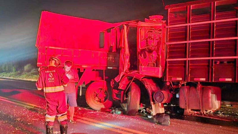 Acidente entre carreta e caminhão fecha BR-163 e causa congestionamento na saída para Cuiabá