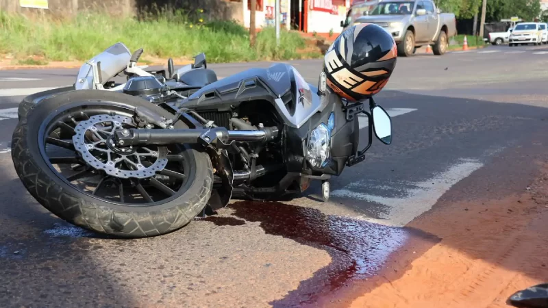 Moto desgovernada atinge pedestre e bate em carro na Avenida Três Barras