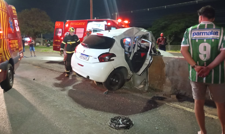 Carro colide com mureta na Gunter Hans e passageiro morre no local em Campo Grande