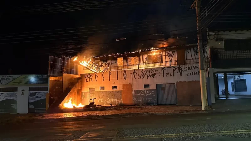 Prédio abandonado pega fogo na Mascarenhas de Moraes e mobiliza Corpo de Bombeiros em Campo Grande