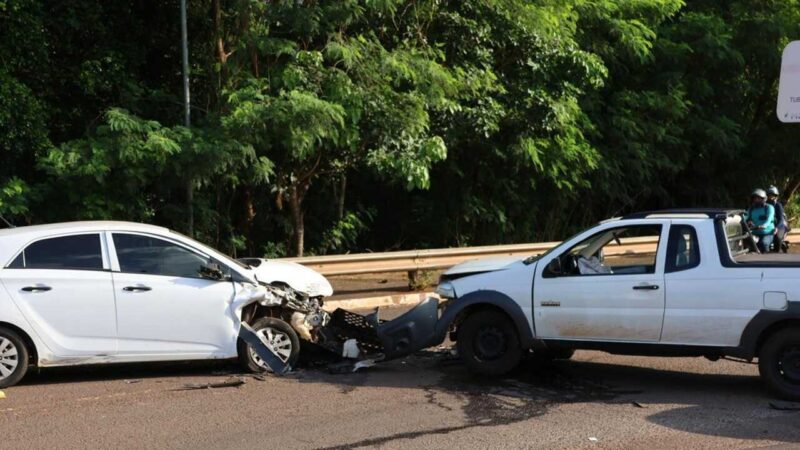 Colisão entre três carros causa lentidão em cruzamento movimentado de Campo Grande