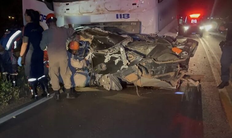 Carro parte ao meio em colisão frontal na BR-262; motorista morre arremessado a 70 metros