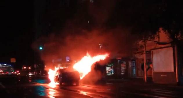 Carro pega fogo e fica destruído na Avenida Bandeirantes; trânsito é parcialmente bloqueado