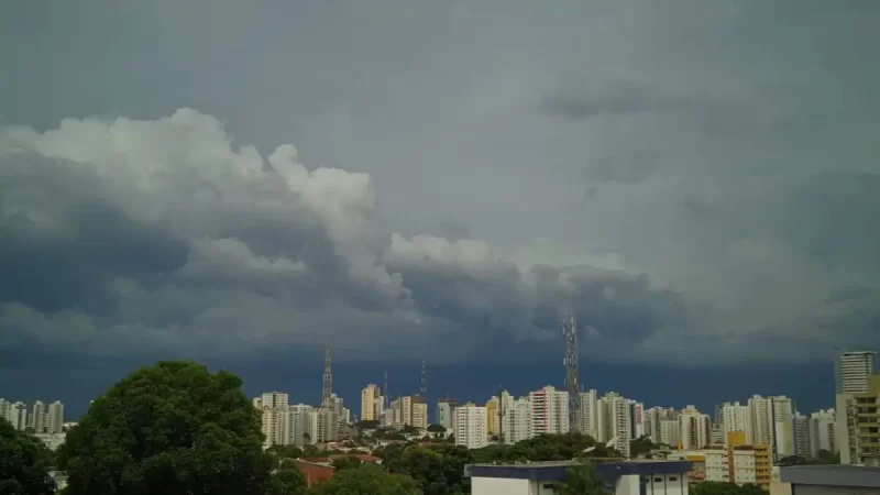 Frente úmida deve trazer chuva forte, ventos de até 80 km/h e queda de temperatura em MS na próxima semana