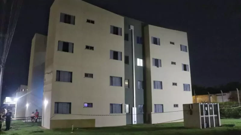 Homem cai do terceiro andar ao tentar sair por janela em prédio de Campo Grande