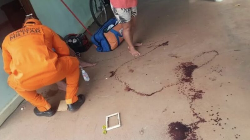 Adolescente de 17 anos fere o pai com garrafas e foge após agressão