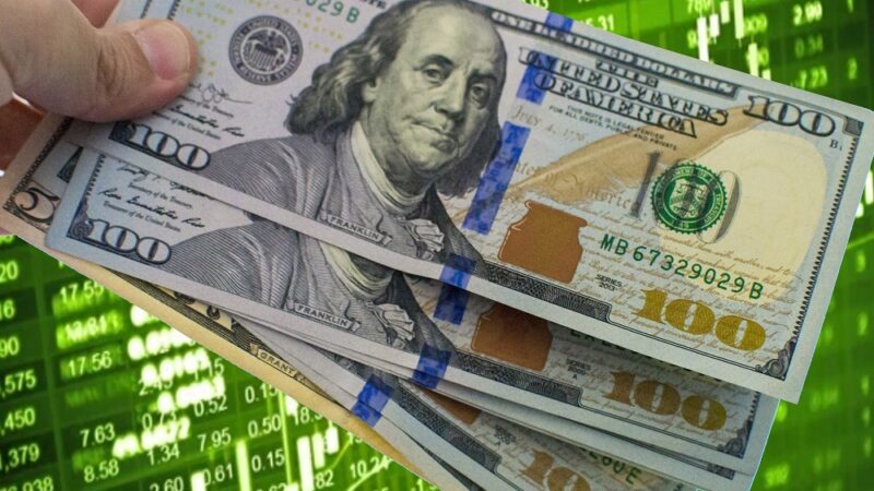 Dólar recua e fecha a R$ 5,42 após alívio no cenário político; Ibovespa sobe 0,52%