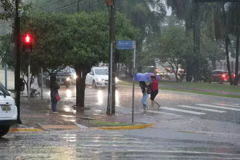 Terça-feira terá chuva frequente, vento e temperaturas mais amenas em Campo Grande