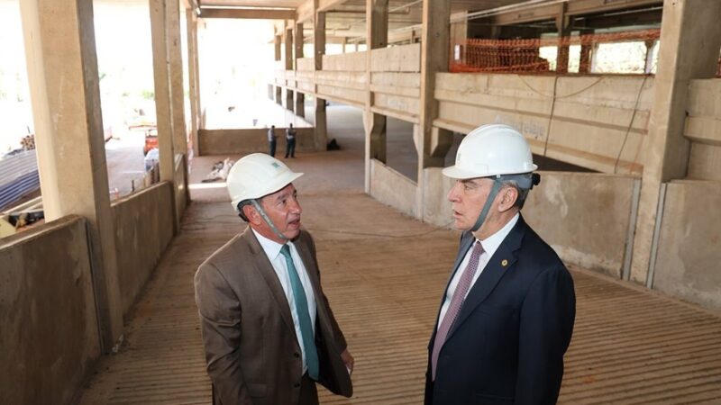 Estacionamento vertical da Alems deve ser concluído até o fim do ano, afirma Gerson Claro e Paulo Corrêa