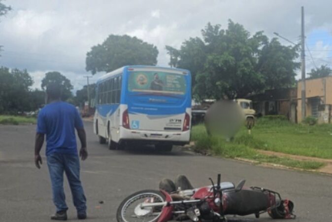 Motociclista fica ferido após avançar sinalização e bater em ônibus no Danúbio Azul