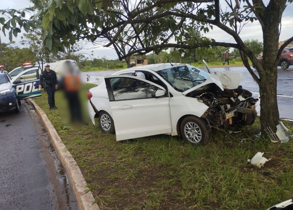 Comerciante morre após bater carro em árvore no Tiradentes