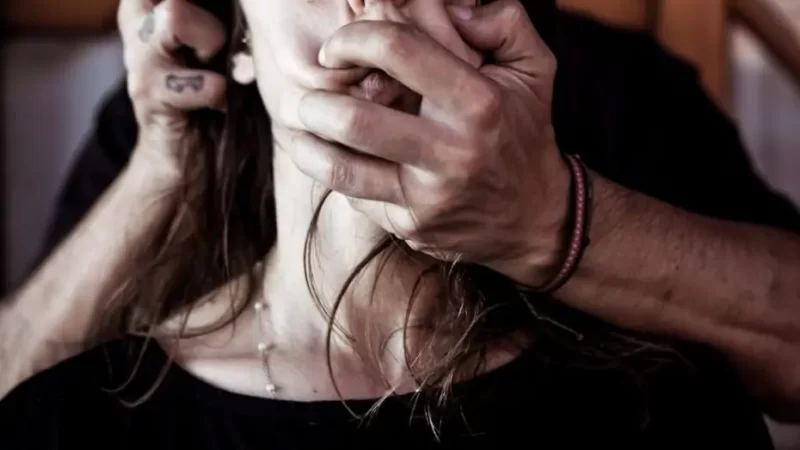 Mulher é agredida pelo ex-marido com filha no colo; agressor é preso com uso de taser