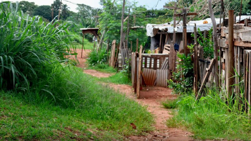 Em MS, 835 pessoas vivem em favelas com acesso apenas a pé, bicicleta ou moto