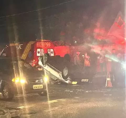 Colisão em cruzamento termina com carro capotado no Bairro Pioneiros, em Campo Grande