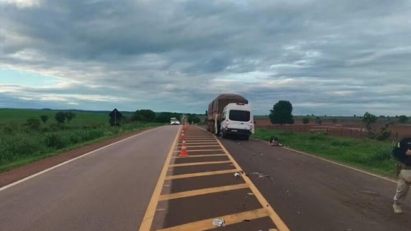 Van que levava pacientes para hemodiálise se envolve em acidente e uma pessoa morre na BR-163