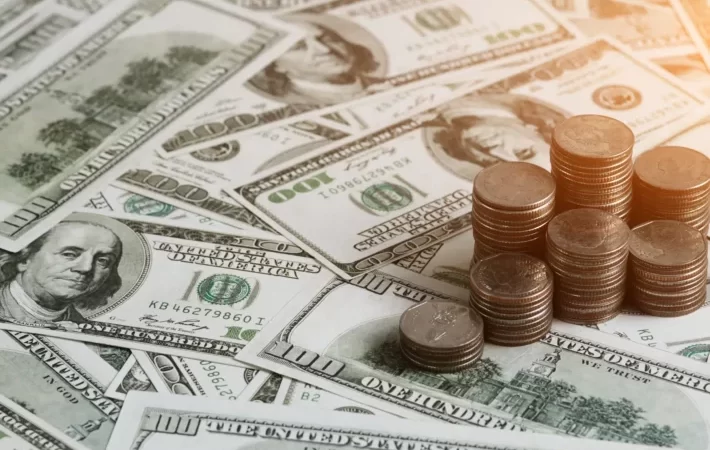 Dólar recua após sete altas seguidas com leilões do BC e fecha perto de R$ 5,53