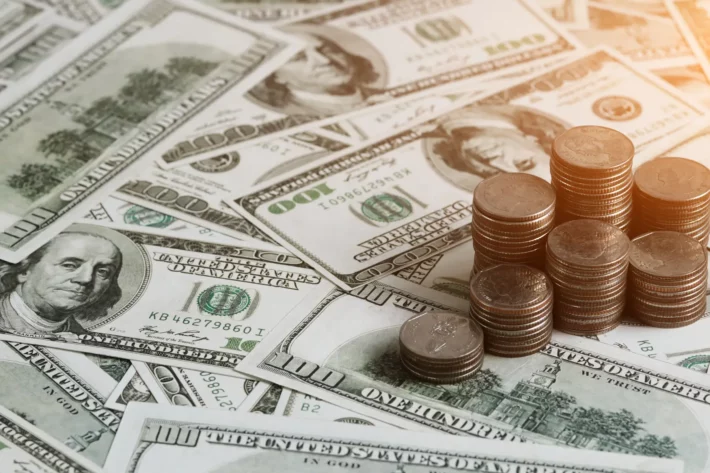 Dólar oscila com tensão entre EUA e Irã e fecha praticamente estável