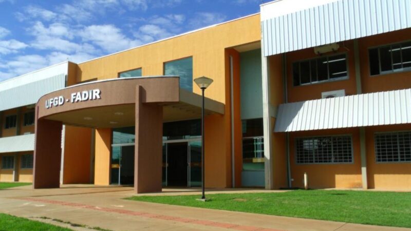 UFGD abre concurso para professores com salários de até R$ 13,2 mil