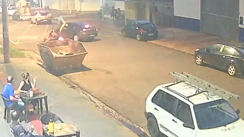 Motociclista é arremessado após colisão durante conversão no Jardim Leblon