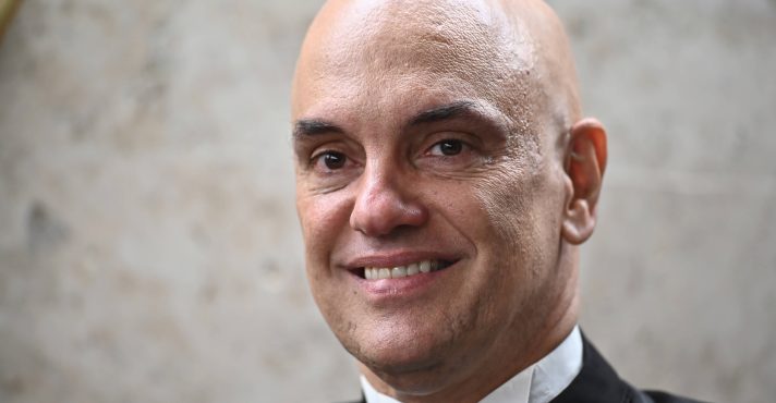 Após autorizar ida de Bolsonaro para a Papudinha, Moraes faz comentário em evento da USP