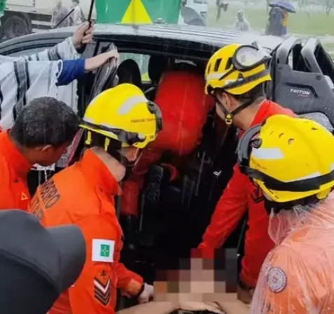 Mulher atingida por raio em ato político em Brasília é transferida para UTI