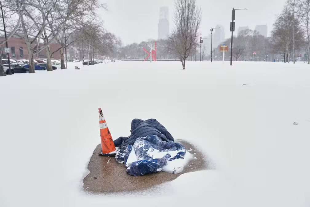 Tempestade de inverno nos EUA deixa 30 mortos e provoca apagões e cancelamentos