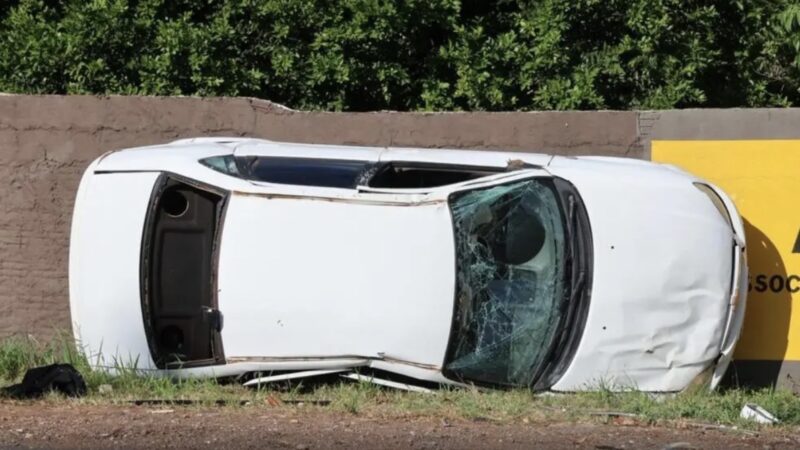 Carro capota após colisão durante conversão na BR-163 em Campo Grande