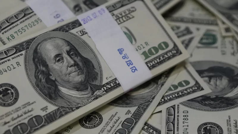 Dólar sobe levemente e fecha a R$ 5,25; bolsa avança com dados econômicos no radar