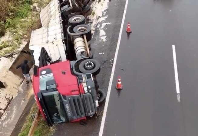 arreta com farelo de soja tomba na BR-163 e motorista fica ferido em Bandeirantes