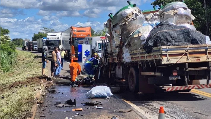 Motorista morre em batida entre caminhão e carreta na BR-158, entre Paranaíba e Aparecida do Taboado