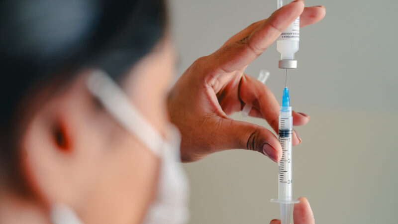 Profissionais do SUS começam a receber vacina contra a dengue em dose única a partir desta segunda