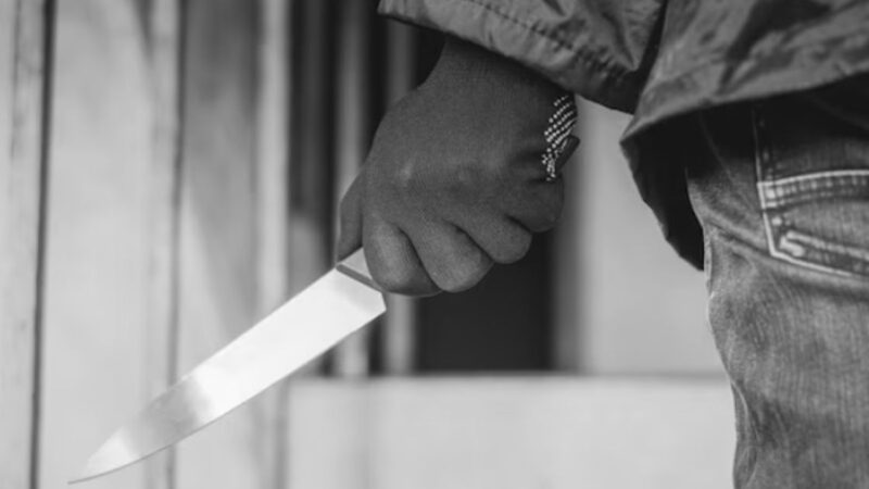 Discussão em quarto de hotel acaba em ataque a faca e deixa dois feridos em Angélica