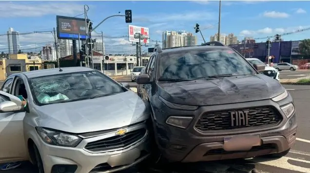 Batida entre carros provoca transtornos no trânsito no cruzamento da Ceará com Joaquim Murtinho