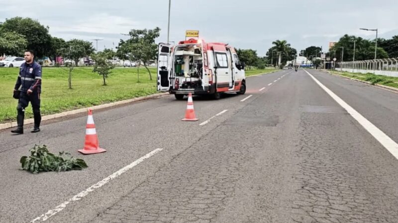 Motociclista fica ferido após colidir com poste no cruzamento da Duque de Caxias com a Rua Brasília