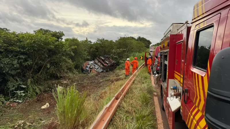 Motorista morre após caminhão tombar na MS-040 a caminho de Santa Rita do Pardo