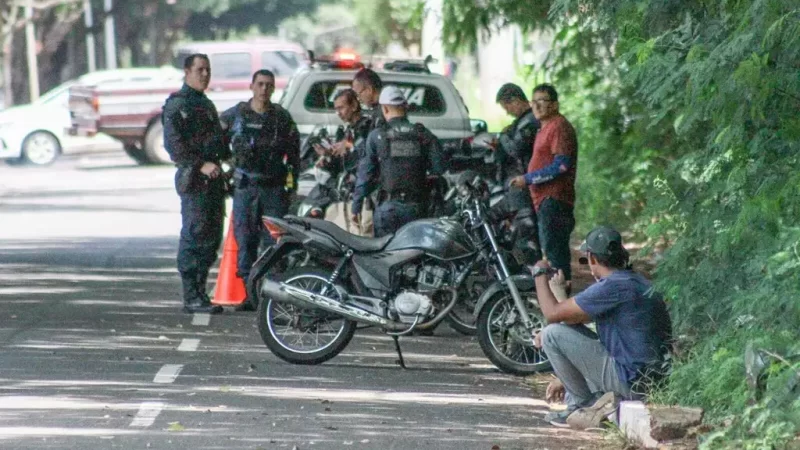 Blitz na Avenida Ricardo Brandão aplica 42 multas e apreende motocicleta em Campo Grande