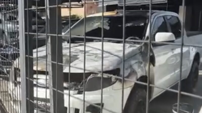 Incêndio destrói caminhonetes de alto valor e causa prejuízo milionário em garagem de Campo Grande