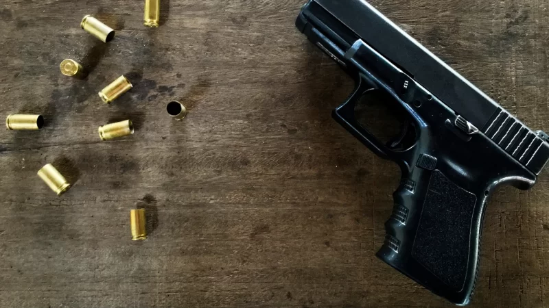 Criança aciona PM ao presenciar pai armado ameaçando a mãe em Campo Grande