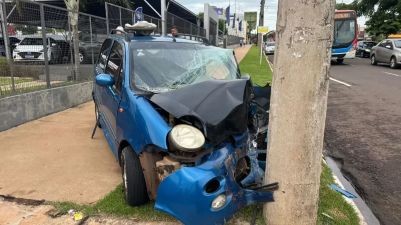Carro atinge poste na Afonso Pena e motorista é socorrido com ferimento na cabeça