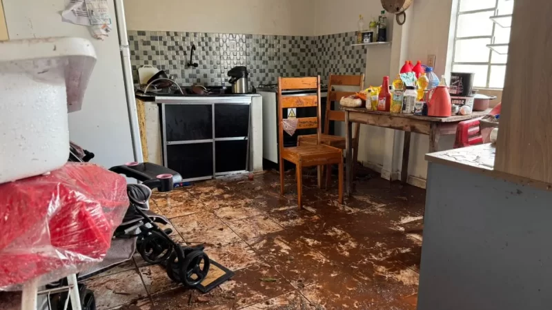 Enxurrada destrói três casas no Monte Castelo e provoca perdas materiais e emocionais