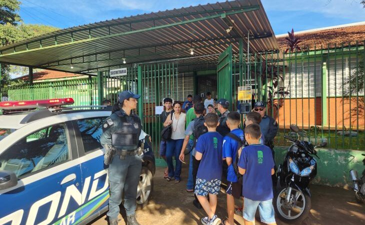 Jovem é detida após levar drogas e faca na mochila para escola