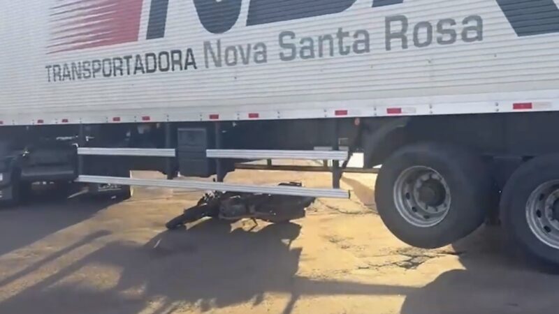 Acidente entre moto e caminhão mobiliza socorro na Avenida Gury Marques