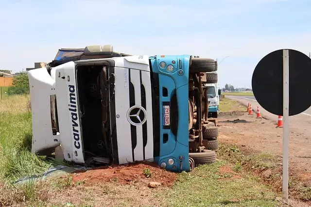 Carreta tomba na BR-163 próximo ao Alphaville e mobiliza atenção de motoristas