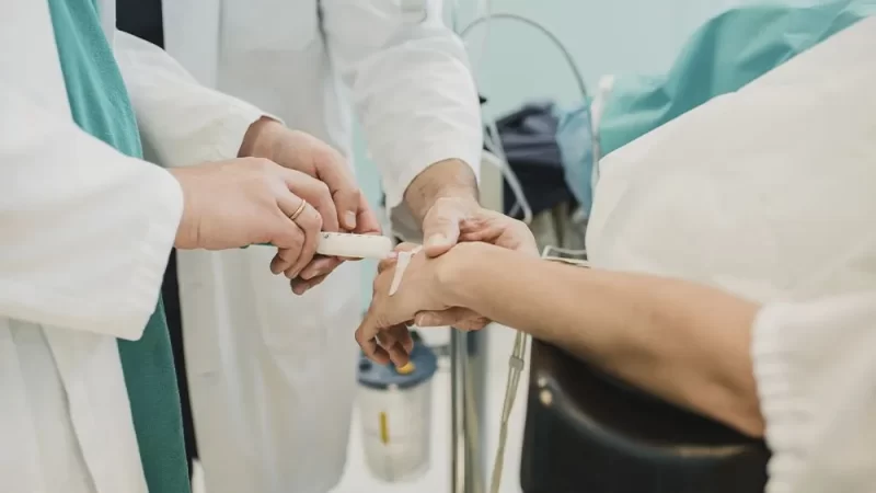 Anestesia moderna é segura e acompanhamento médico começa antes da cirurgia