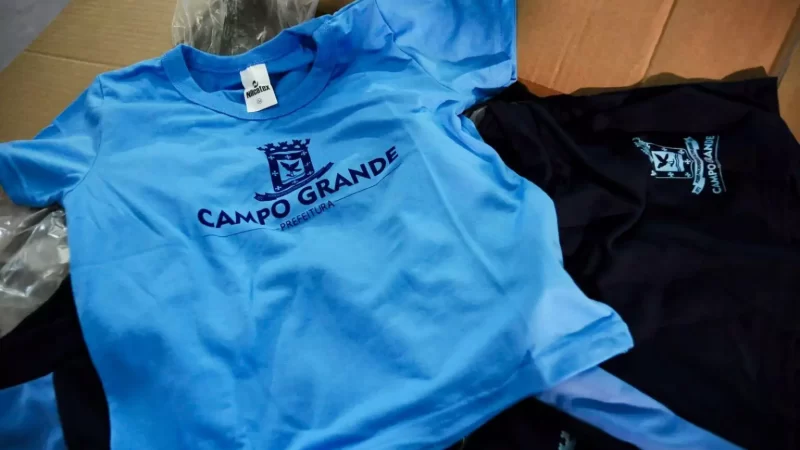 Entrega de apenas um uniforme escolar para criança gera reclamação de família em Campo Grande