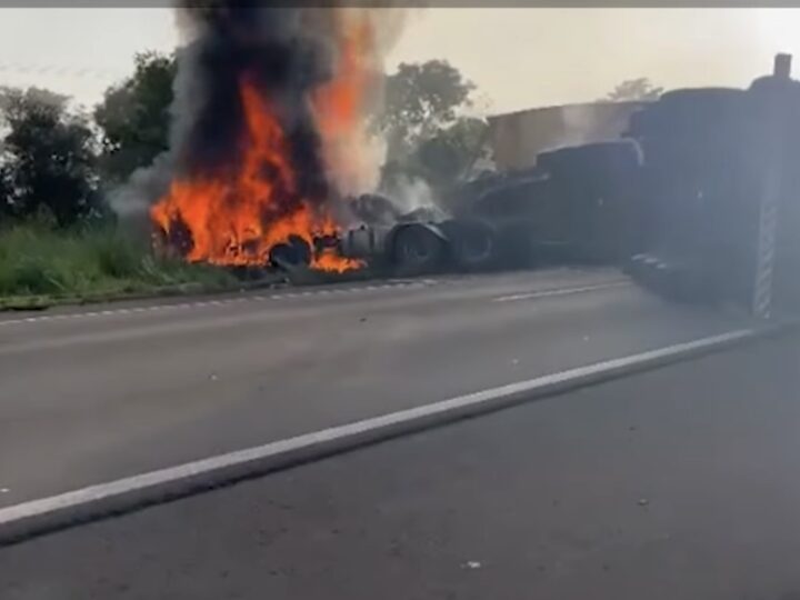 Caminhoneiro invade pista contrária e acidente termina com carreta em chamas na BR-262