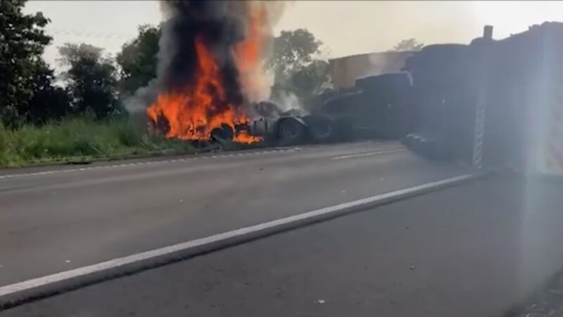 Caminhoneiro invade pista contrária e acidente termina com carreta em chamas na BR-262