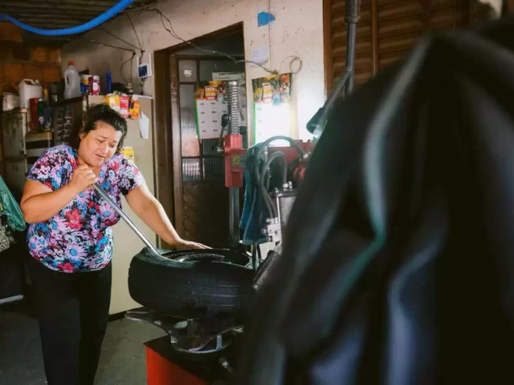 Borracheira trabalha até de madrugada e sustenta família com negócio em Campo Grande